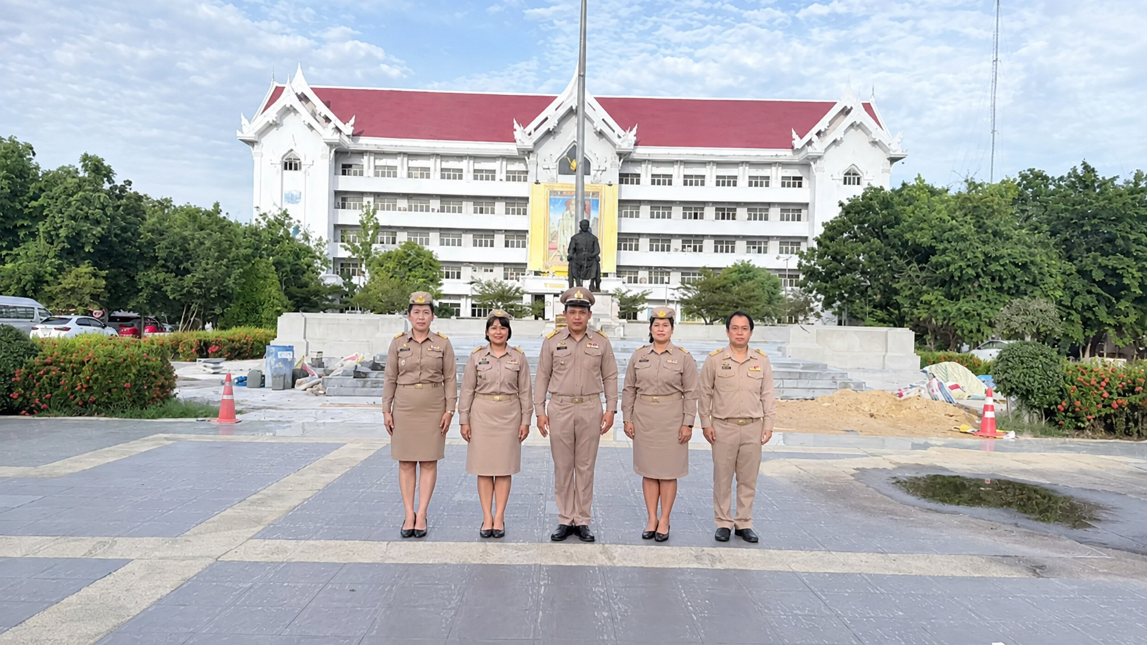 title - ส.ป.ก.นครปฐม เข้าร่วมพิธีเชิญธงชาติและร้องเพลงชาติไทย  เนื่องในวันพระราชทานธงชาติไทย (Thai National Flag Day) 28 กันยายน 2569